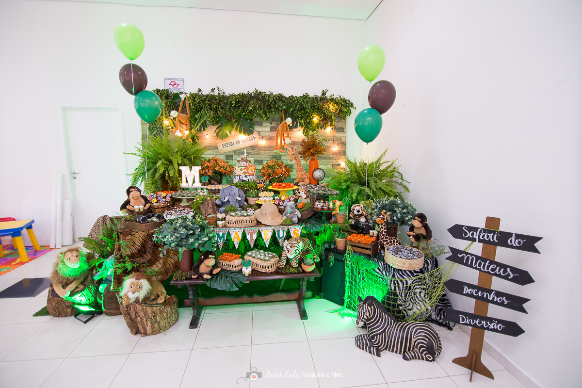 decoração da mesa com o tema safari do mickey no condomínio