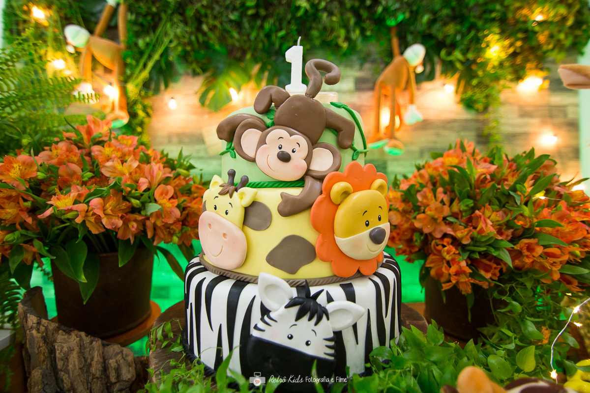 fotografia do bolo na mesa decorada com o tema safari mickey