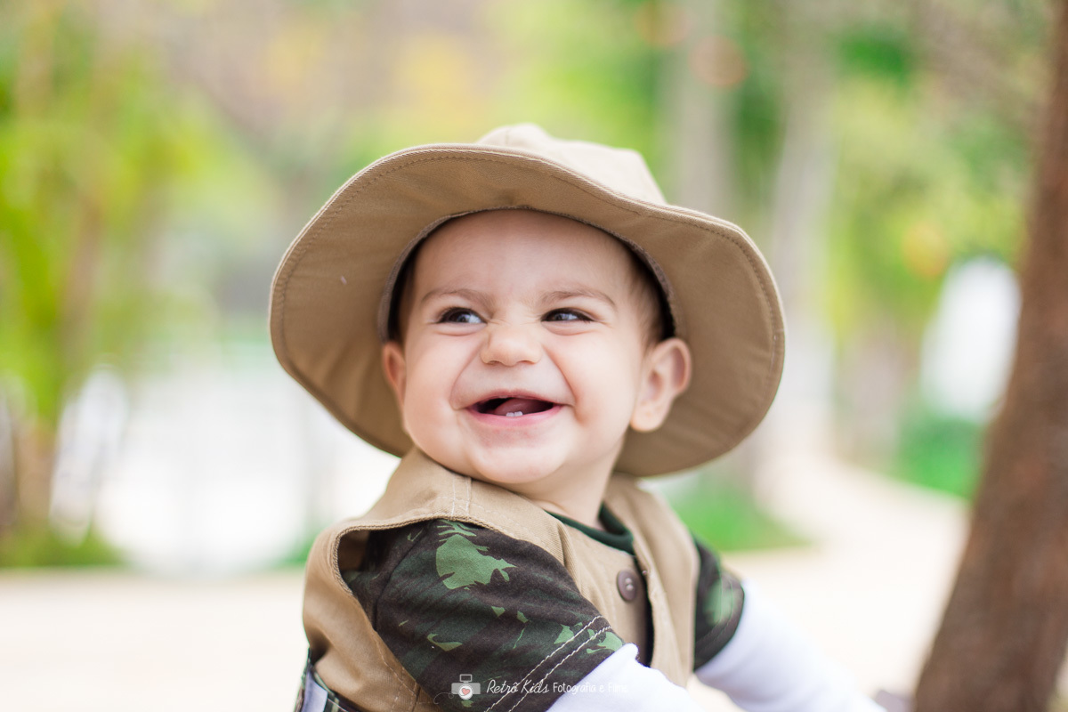 Aniversariante posando para a fotografia dentro do condomínio