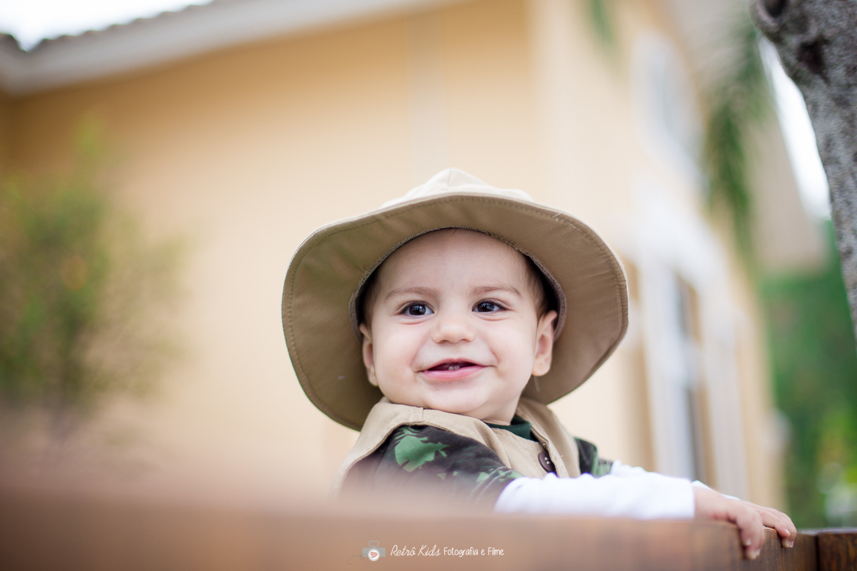 bebê com a fantasia de safari mickey