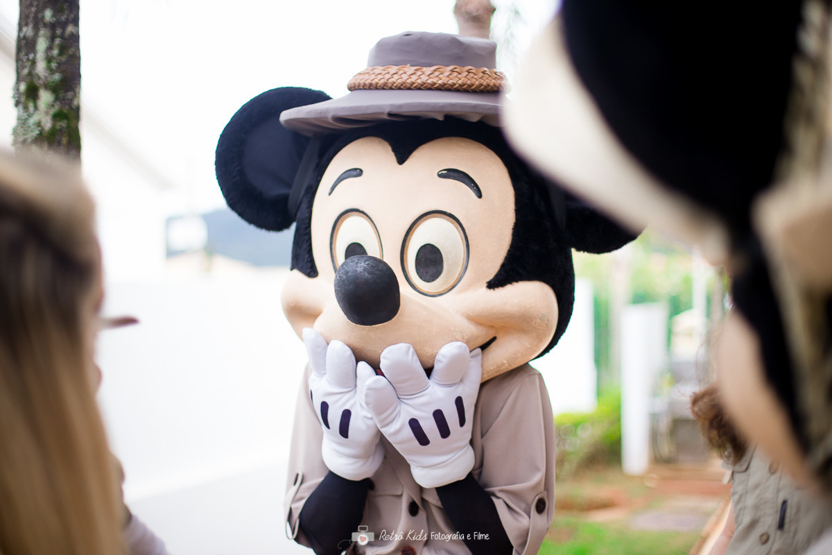 personagens safari mickey no condomínio