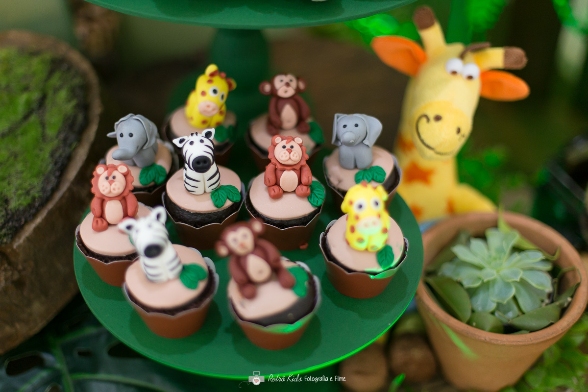 detalhes dos docinhos com o tema safari mickey