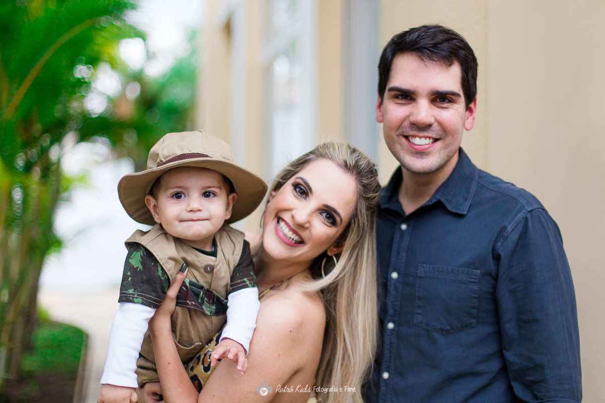 pais posando para fotografia com o filho durante a festa