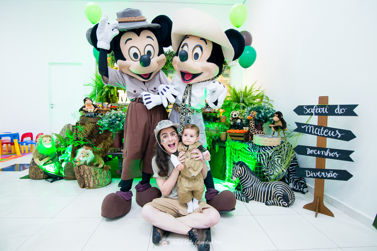 Fotografia junto com os personagens safari mickey em frente a mesa decorada