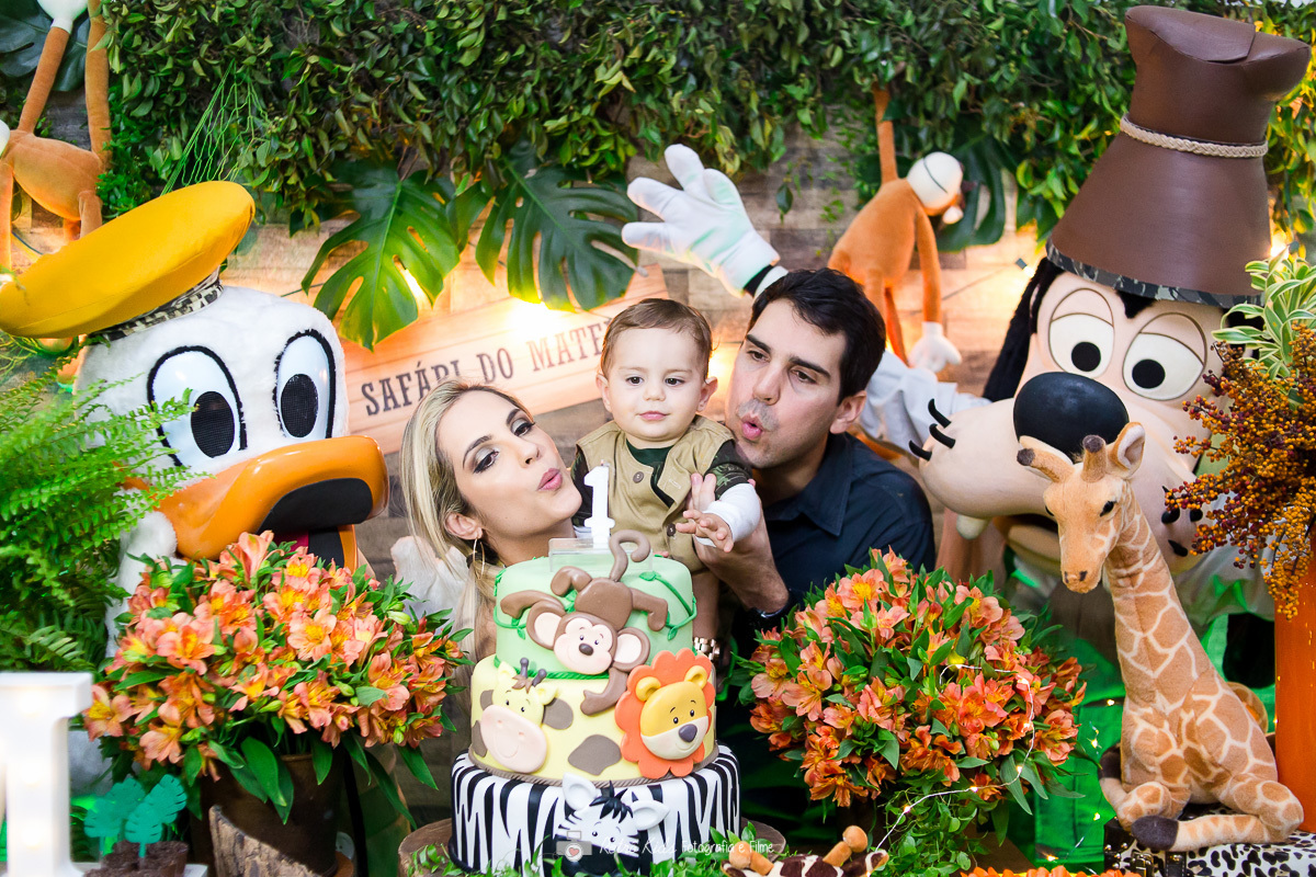 pais assoprando a vela de aniversário