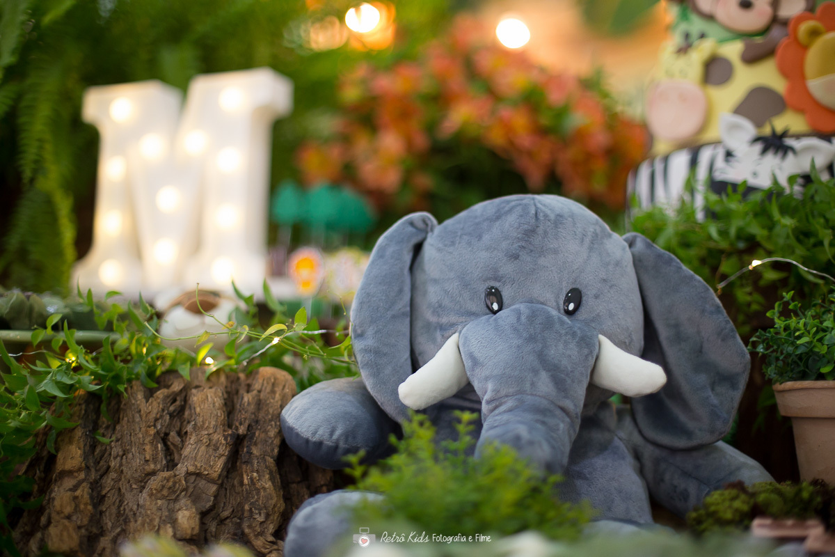 elefante fazendo parte da decoração da mesa safari mickey