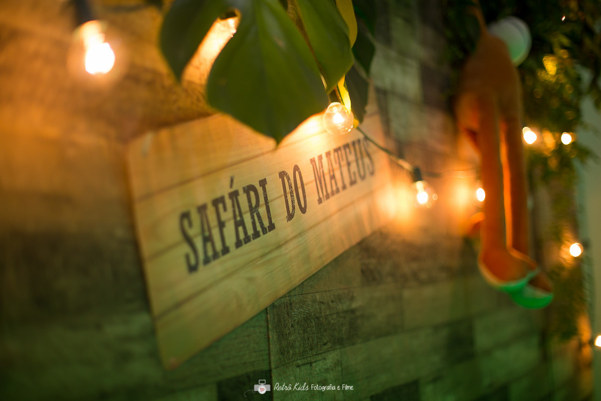 Faixa com o nome safari mickey na decoração da mesa
