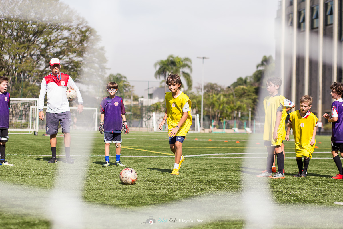 cobrança de penalty no jogo de futebol infantil