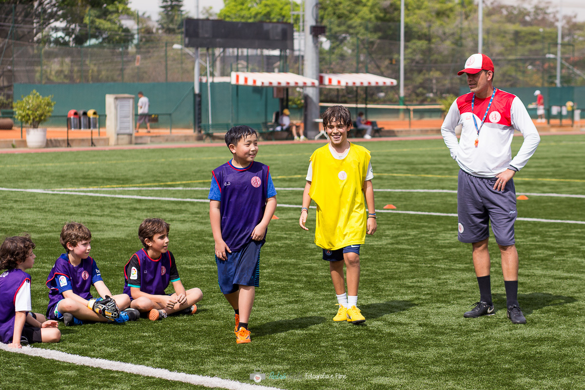 amigos conversando no jogo de futebol