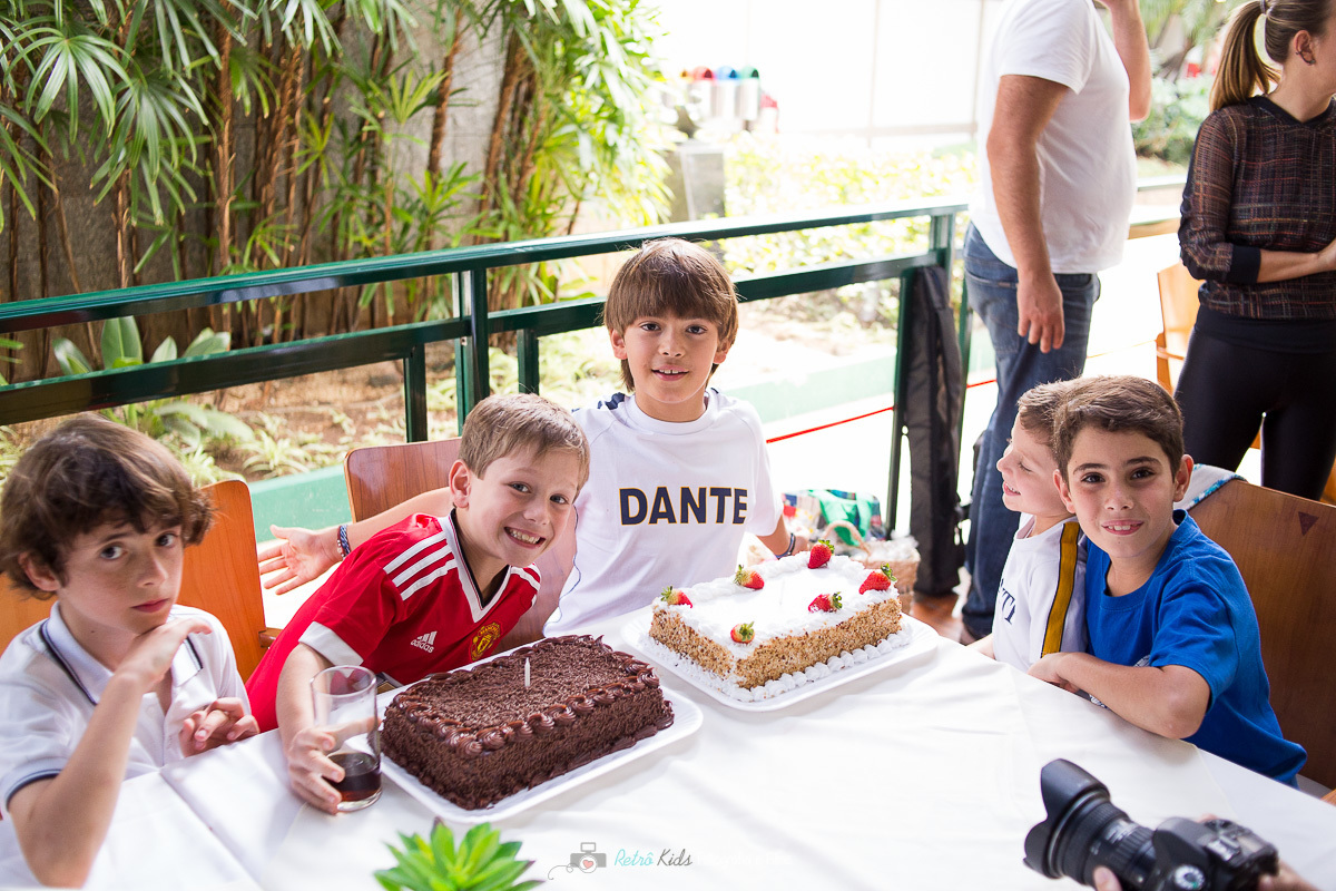 amigos se divertindo no parabéns