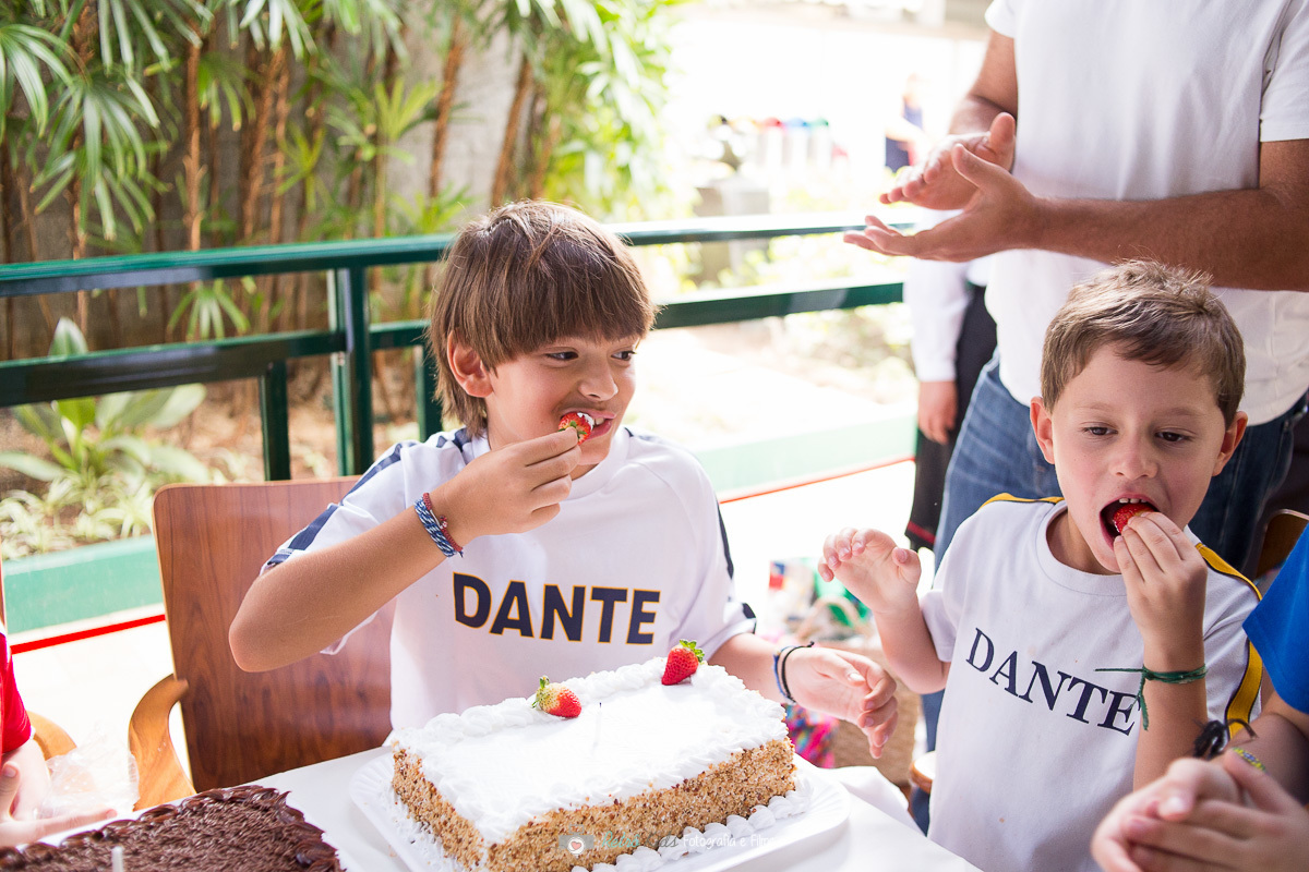 amigos da escola comendo morango do bolo