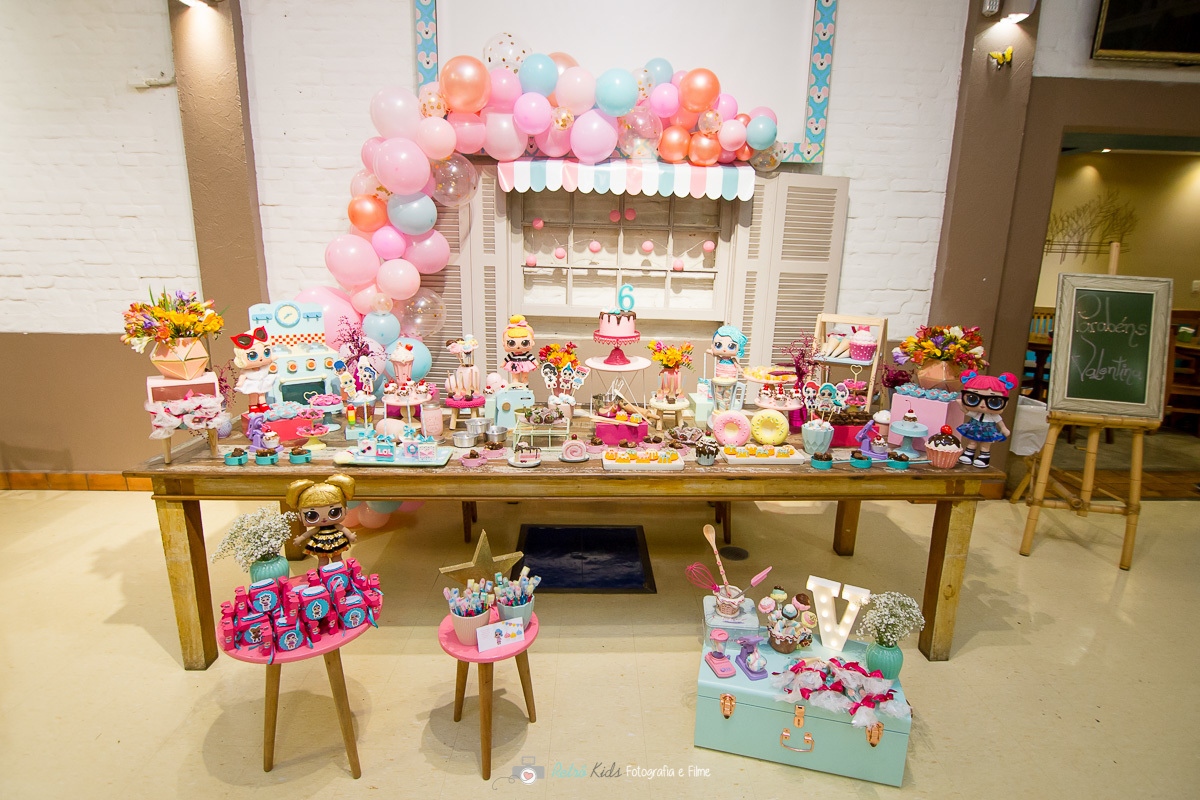decoração da mesa de aniversário tema LOL surprise