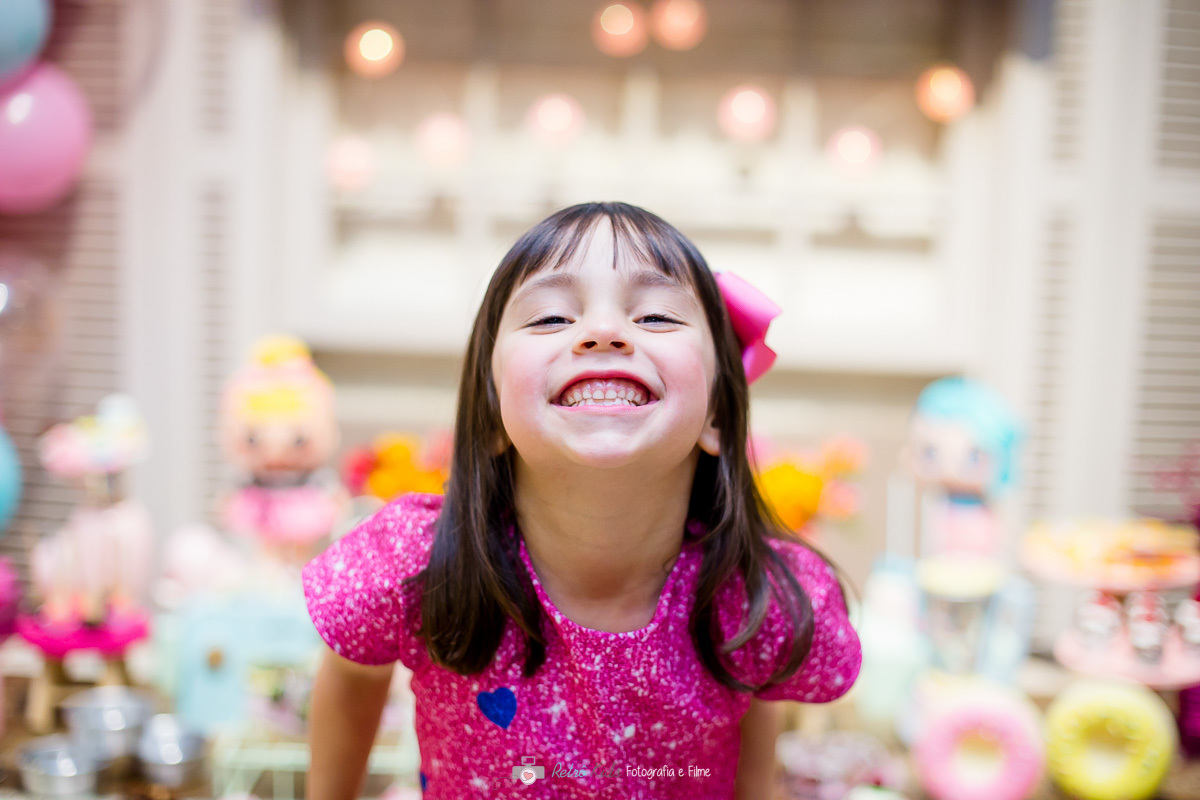 Valentina brincando em frente sua mesa de aniversário por Retrô Kids Fotografia