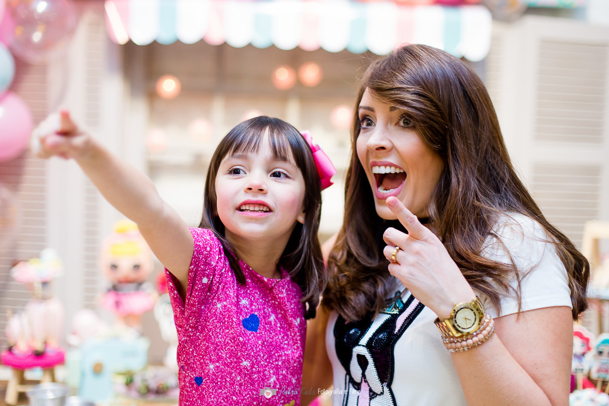 Fotografia de mãe e filha na festa infantil da Valentina no Buffet Miniland Tatuapé SP