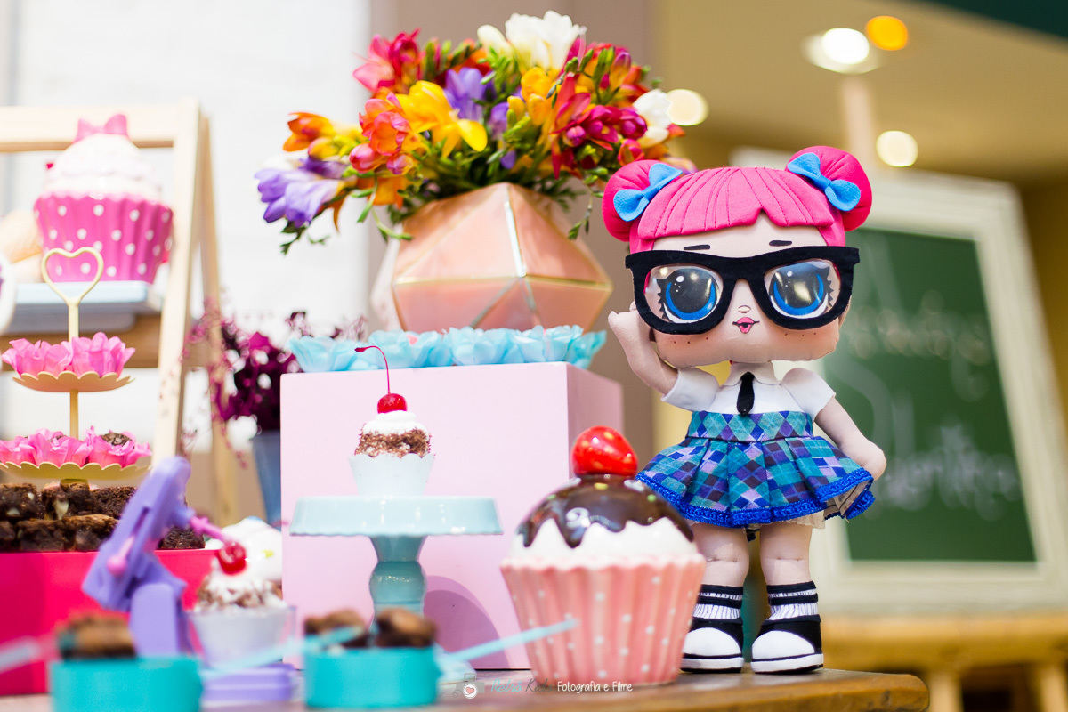 Personagens na mesa decorada com o Tema LOL Surprise no Buffet Miniland no Tatuapé SP