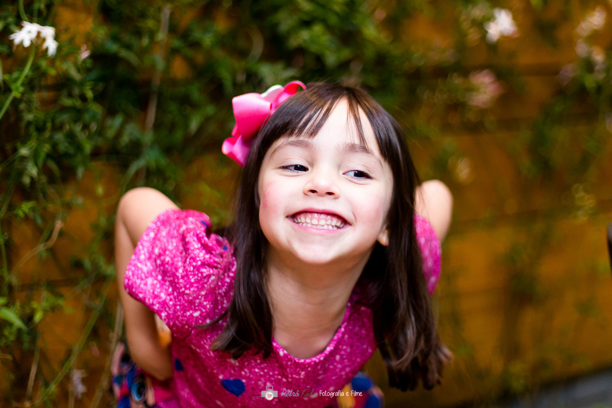 criança feliz na festa da LOL surprise no Buffet Miniland Tatuapé SP