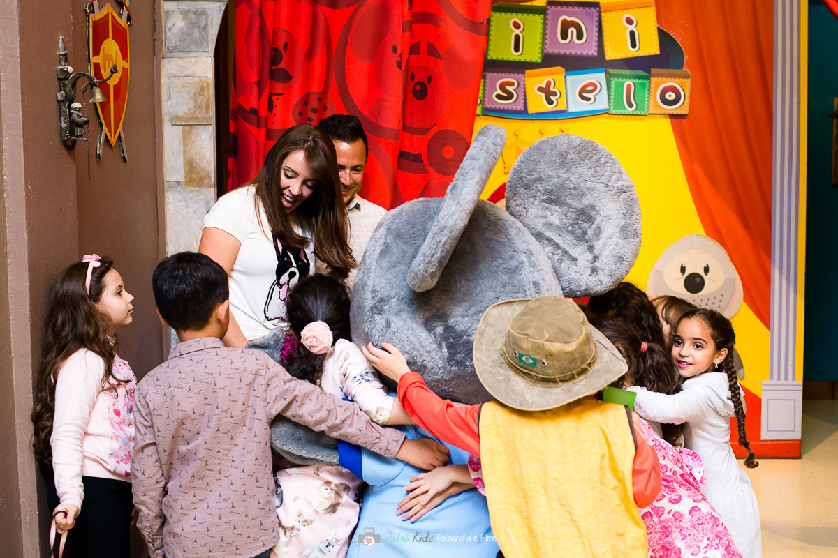 Rato do buffet miniland antes do parabéns por retrô Kids fotografia