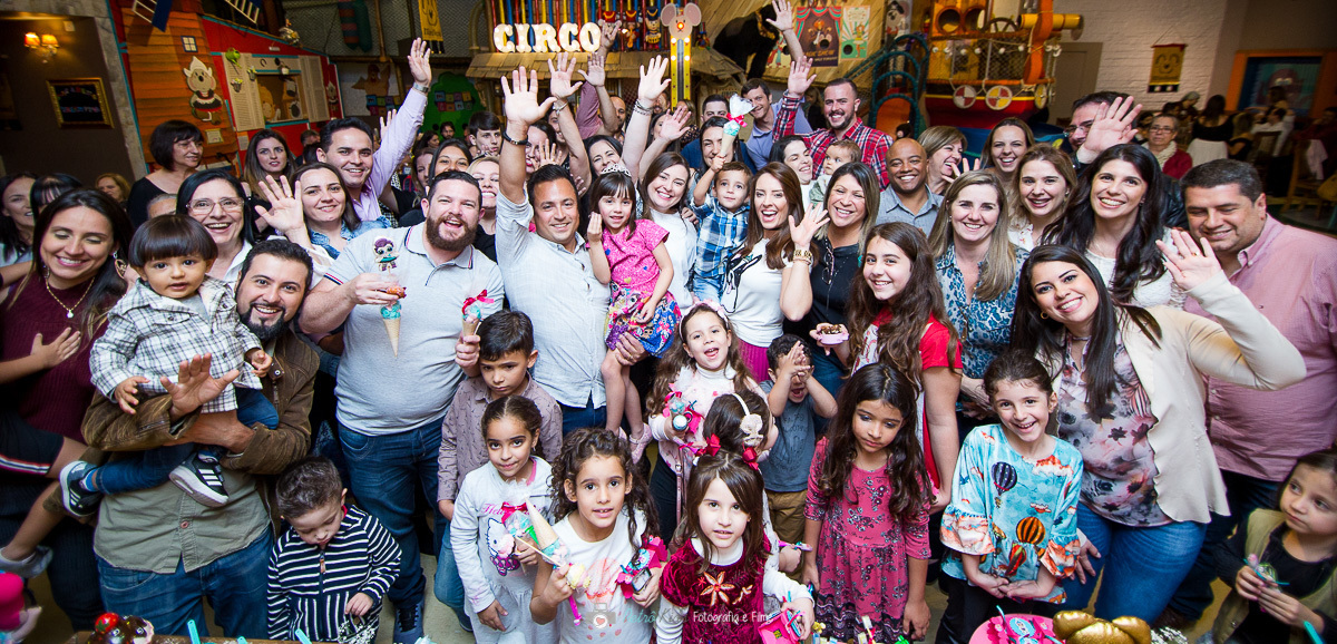 Fotografia descontraída da família inteira no buffet miniland tatuapé