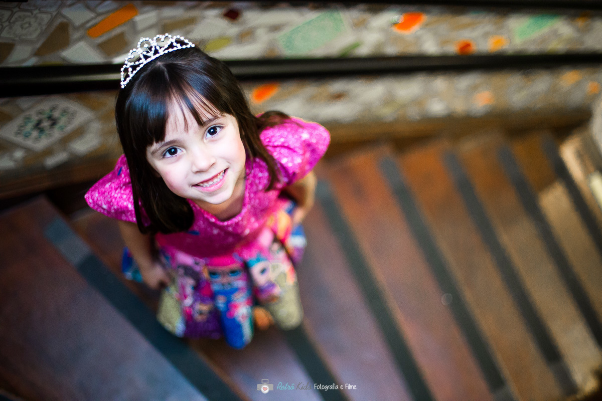 fotografia na escada do buffet miniland tatuapé sp