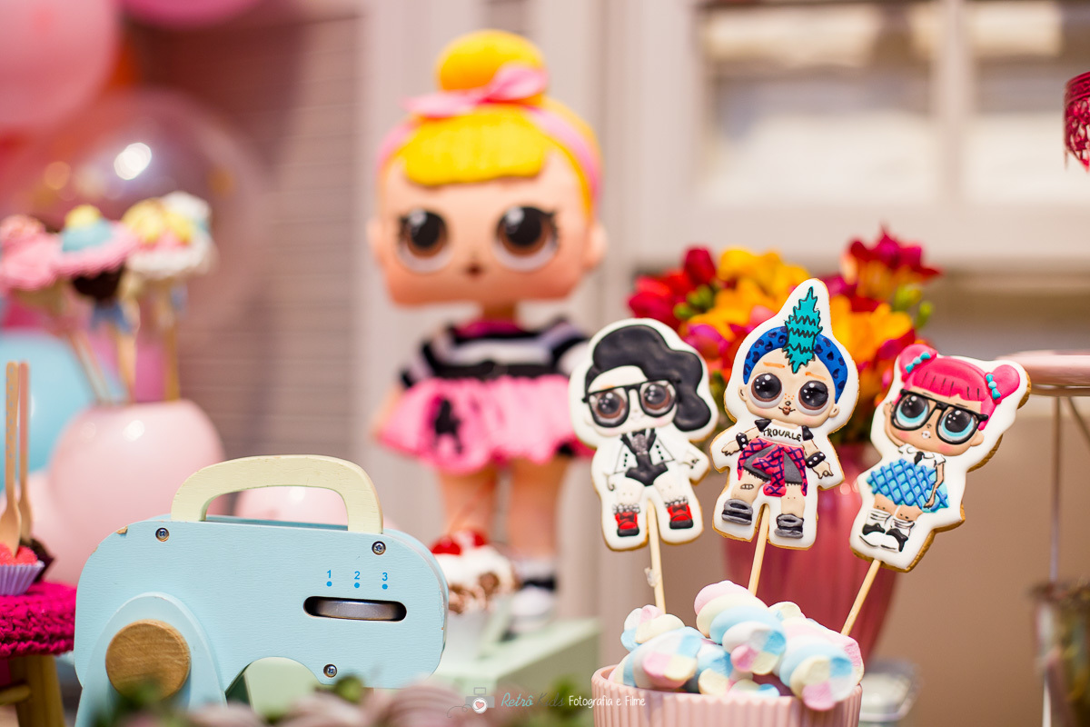 detalhes da mesa de aniversário LOL Surprise por Retrô Kids Fotografia