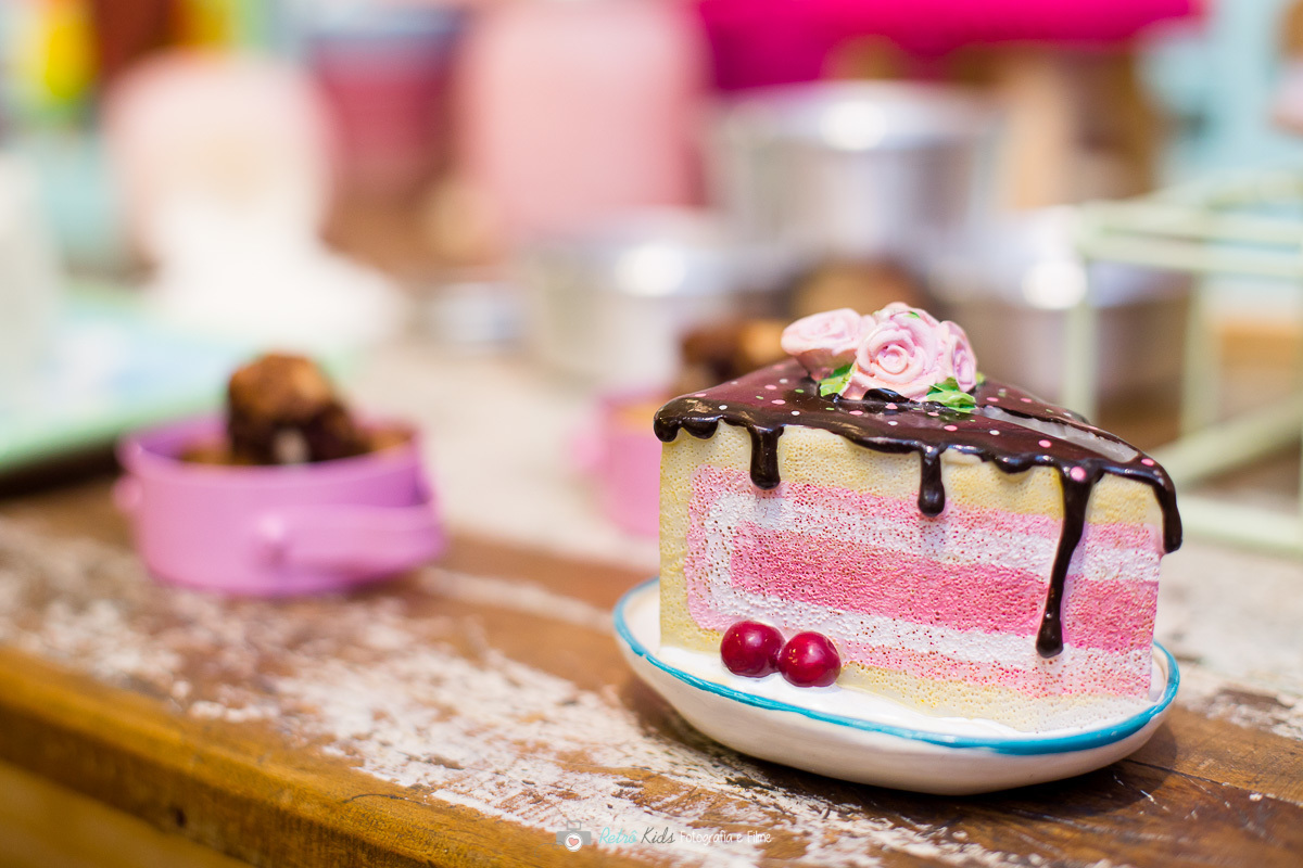 Bolo de aniversário da Valentina com o tema LOL Surprise