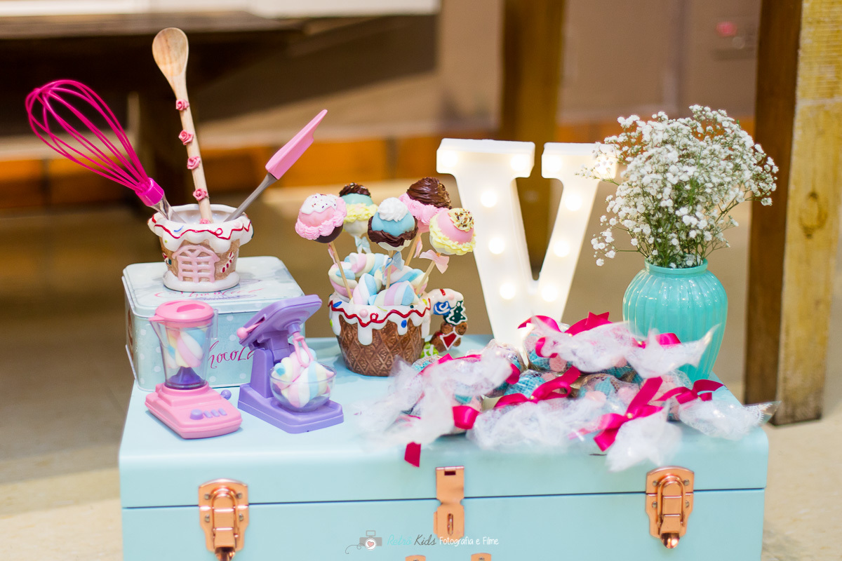 Fotografia dos detalhes da mesa no tema LOL surprise