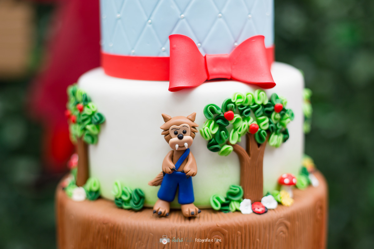 laço em detalhe do bolo da festa infantil da Maria Carolina no Buffet Spasso Magic