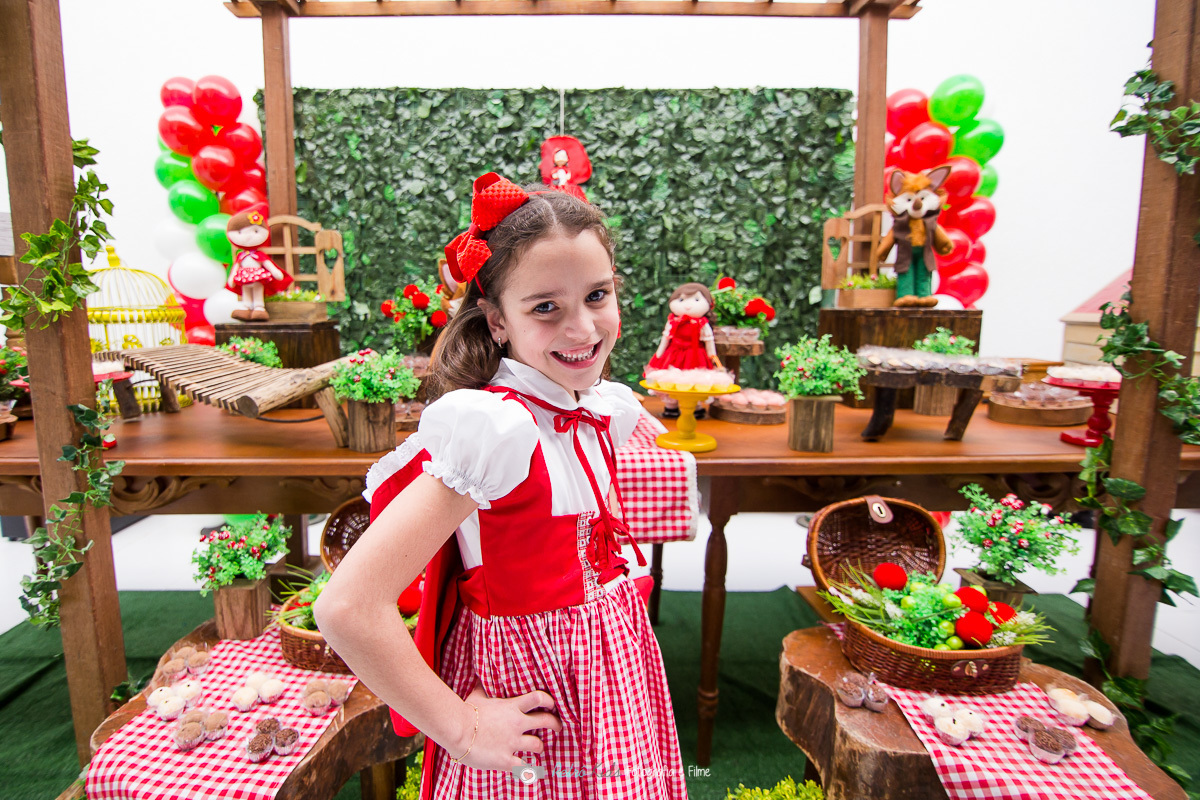 Maria Carolina em frente sua mesa decorada no Buffet Spasso Magic