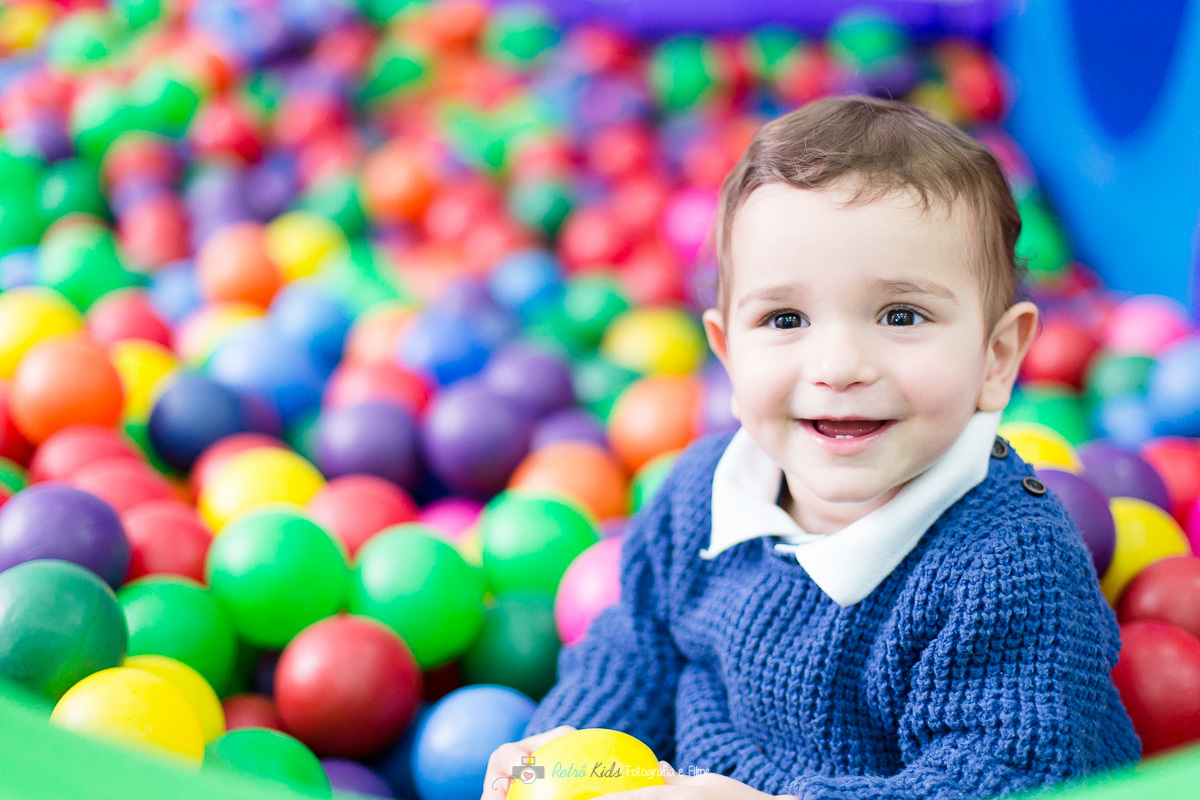 criança na piscona de bolinhas da festa no Buffet Spasso Magic em SP