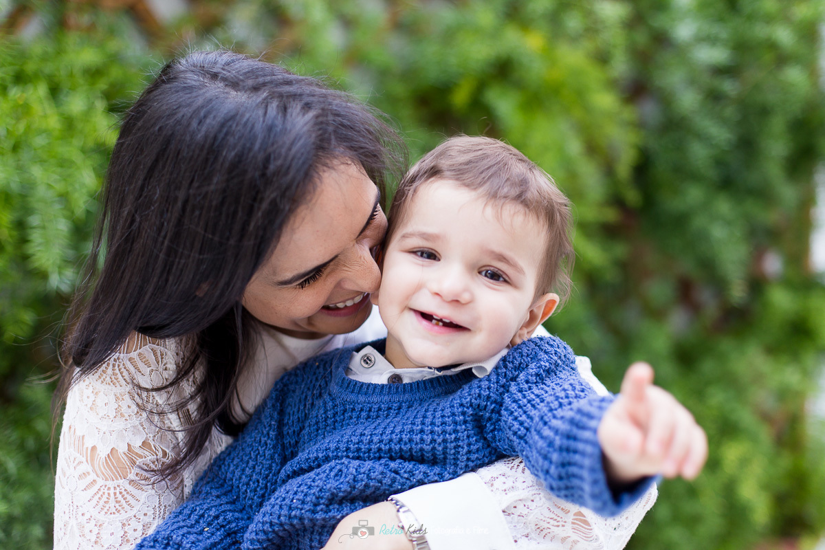 mãe beijando o filho no Buffet Spasso Magic em SP