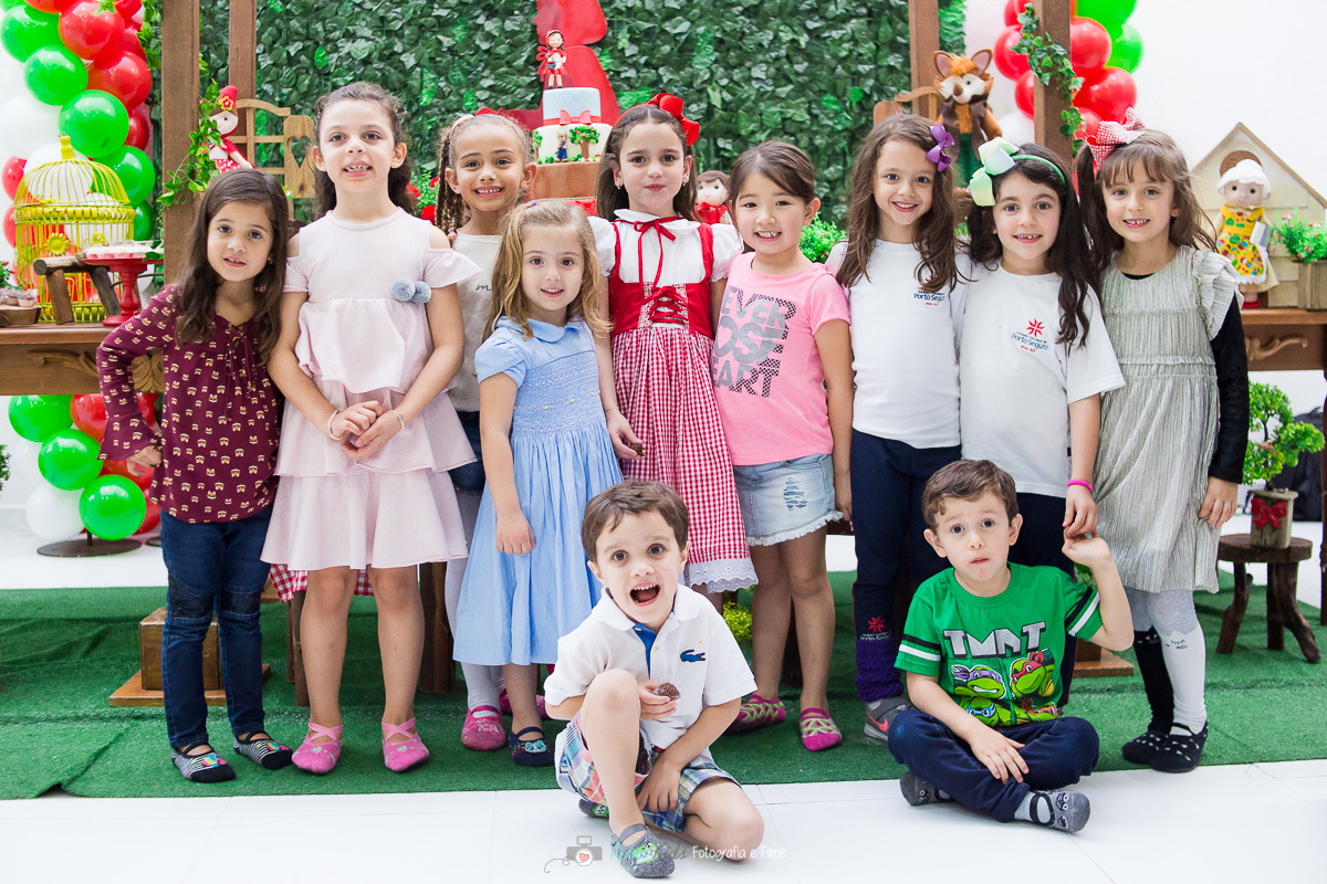 todos os amigos reunidos para fotografia em frente a mesa decorada do Buffet Spasso Magic em SP