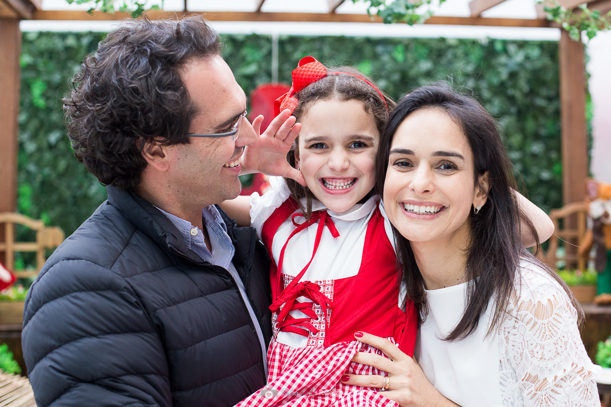 família unida para foto com a aniversariante em Buffet Spasso Magic em SP