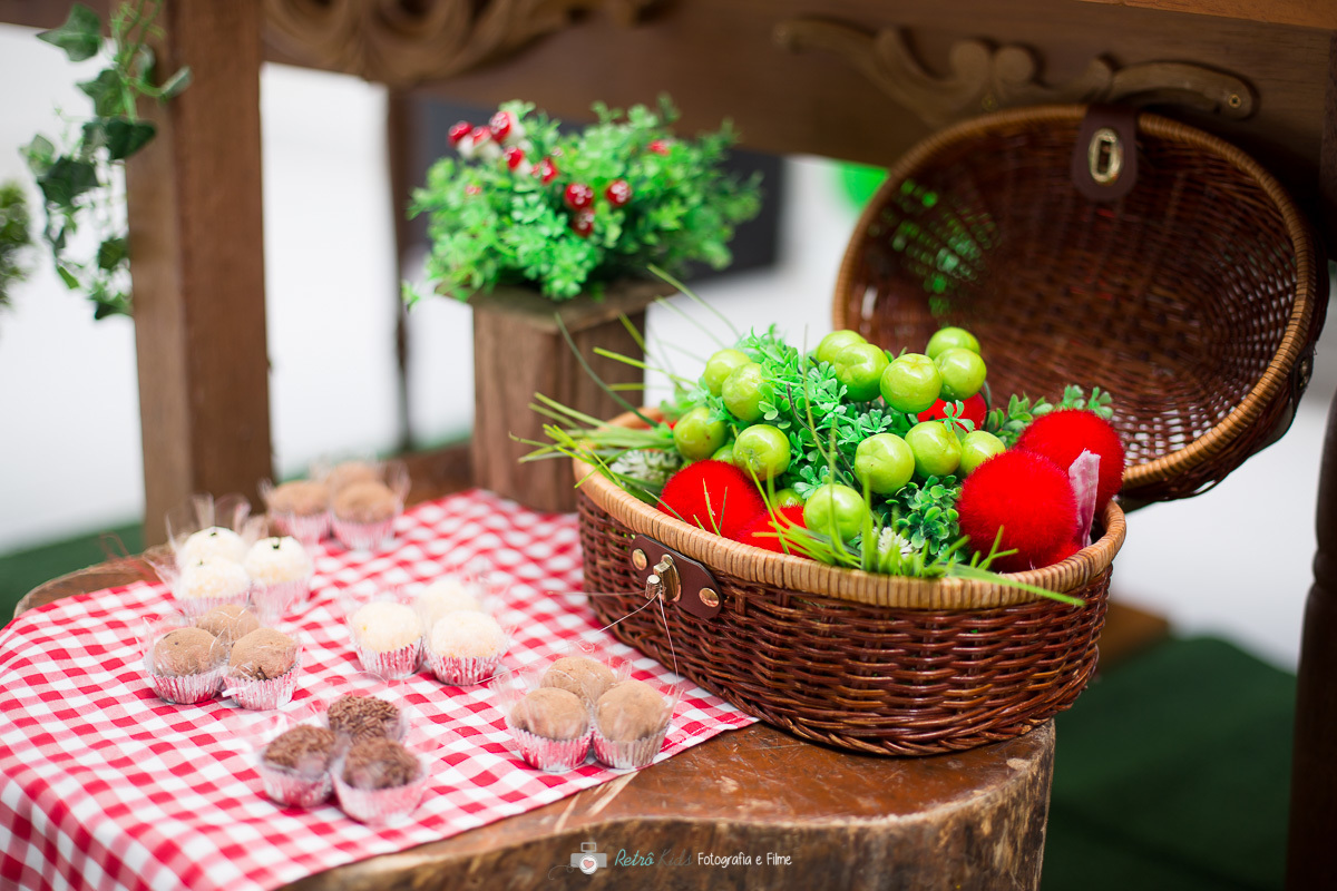cesto com frutas na mesa decorada do Buffet Spasso Magic