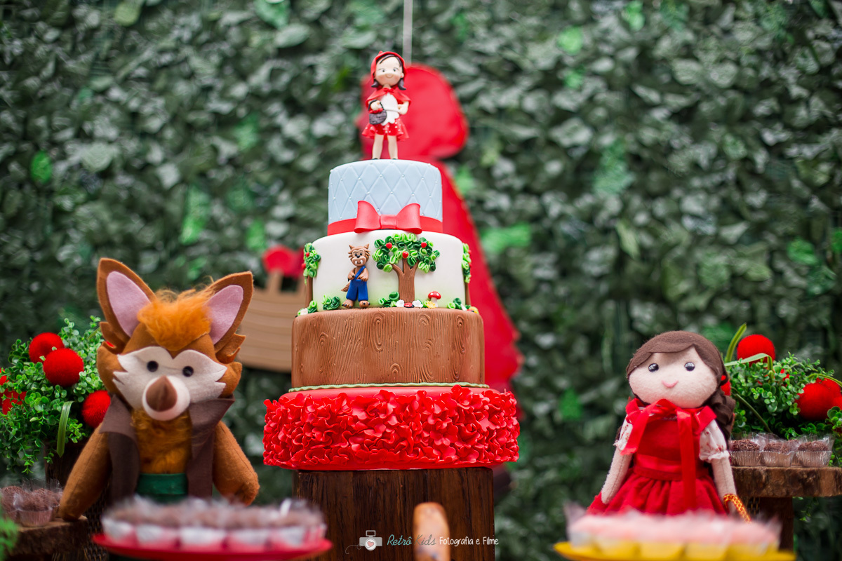 bolo da festa de aniversário com o tema chapeuzinho vermelho