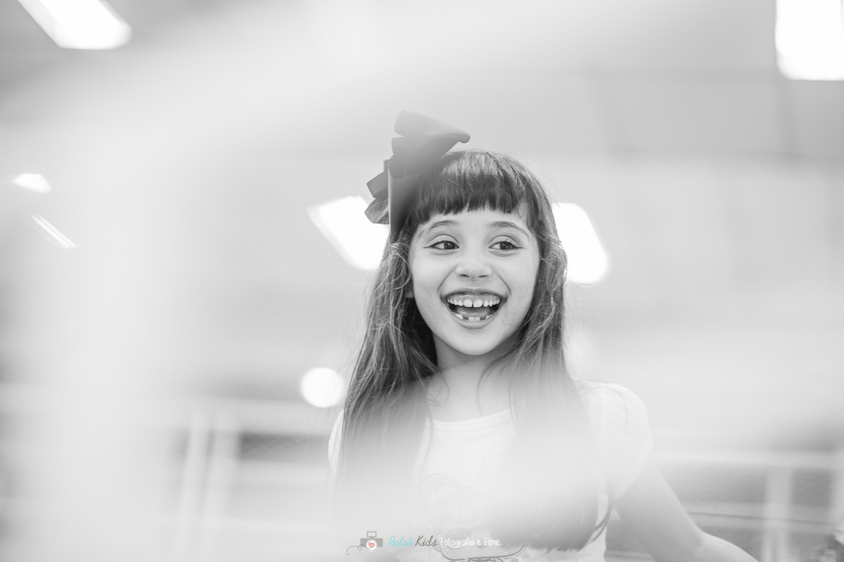 Lorena se divertindo com seus amigos por Retrô Kids Fotografia