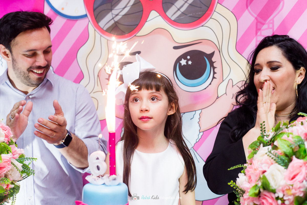 Lorena com o bolo da LOL Surprise durante seu parabéns