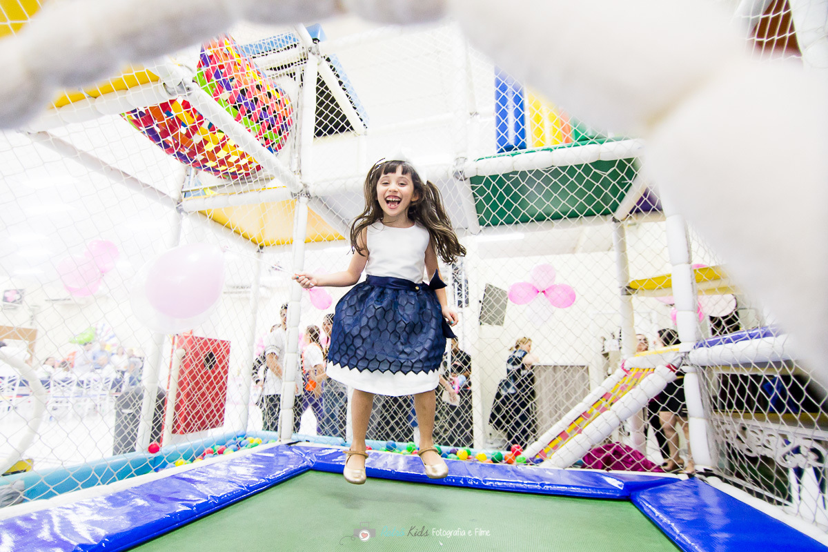 Criança brincando na cama elástica do Buffet Bom Tom unidade Vila Carrão SP