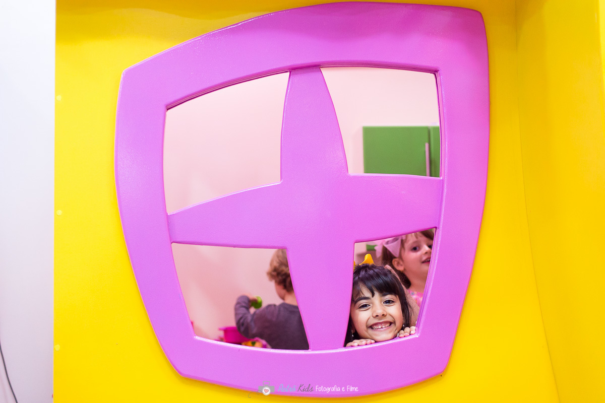Retratos durante a festa de aniversário da Manuella brincando na casinha do Buffet Little Tiger em Mogi das Cruzes SP