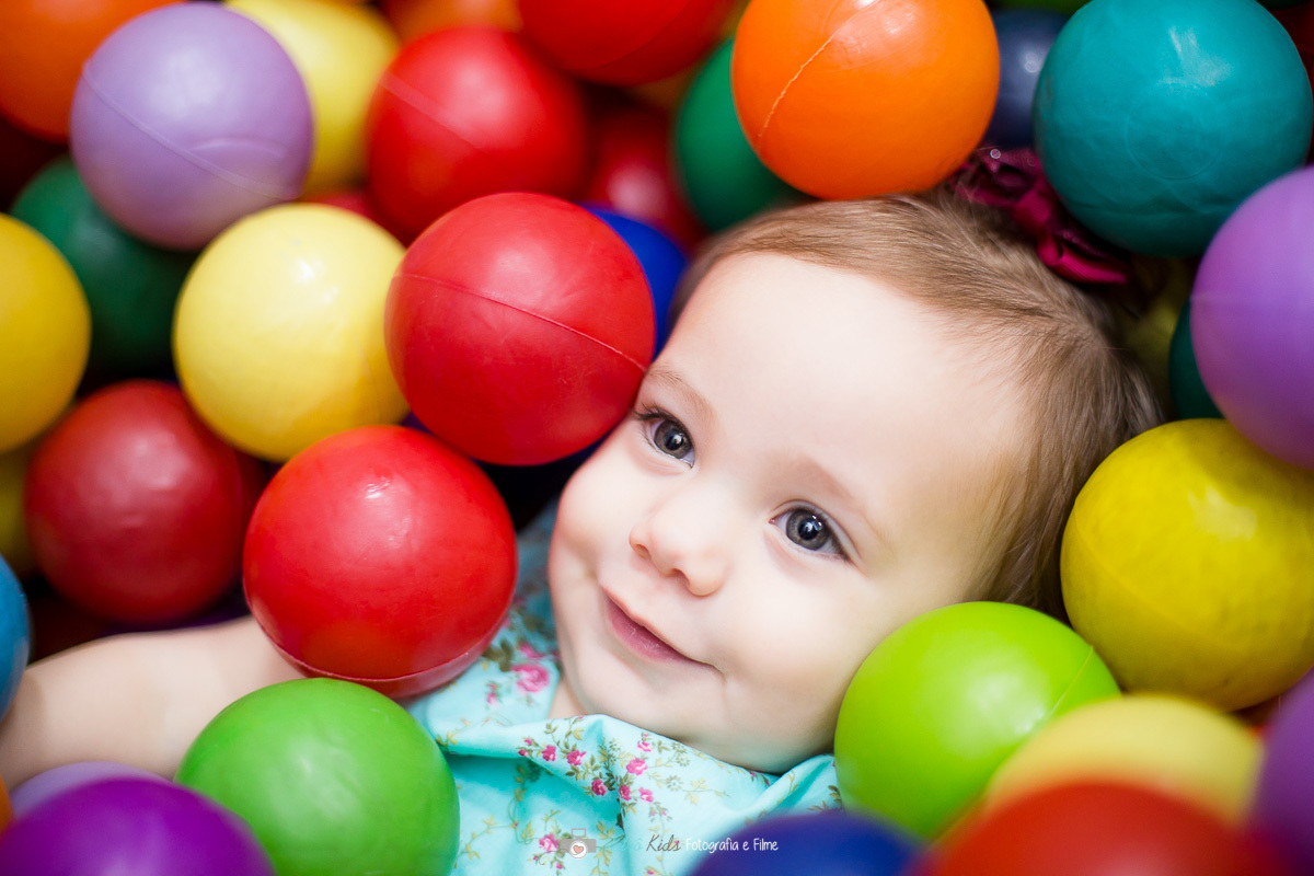Fotografia na piscina de bolinhas no Buffet Kairós no Ipiranga SP