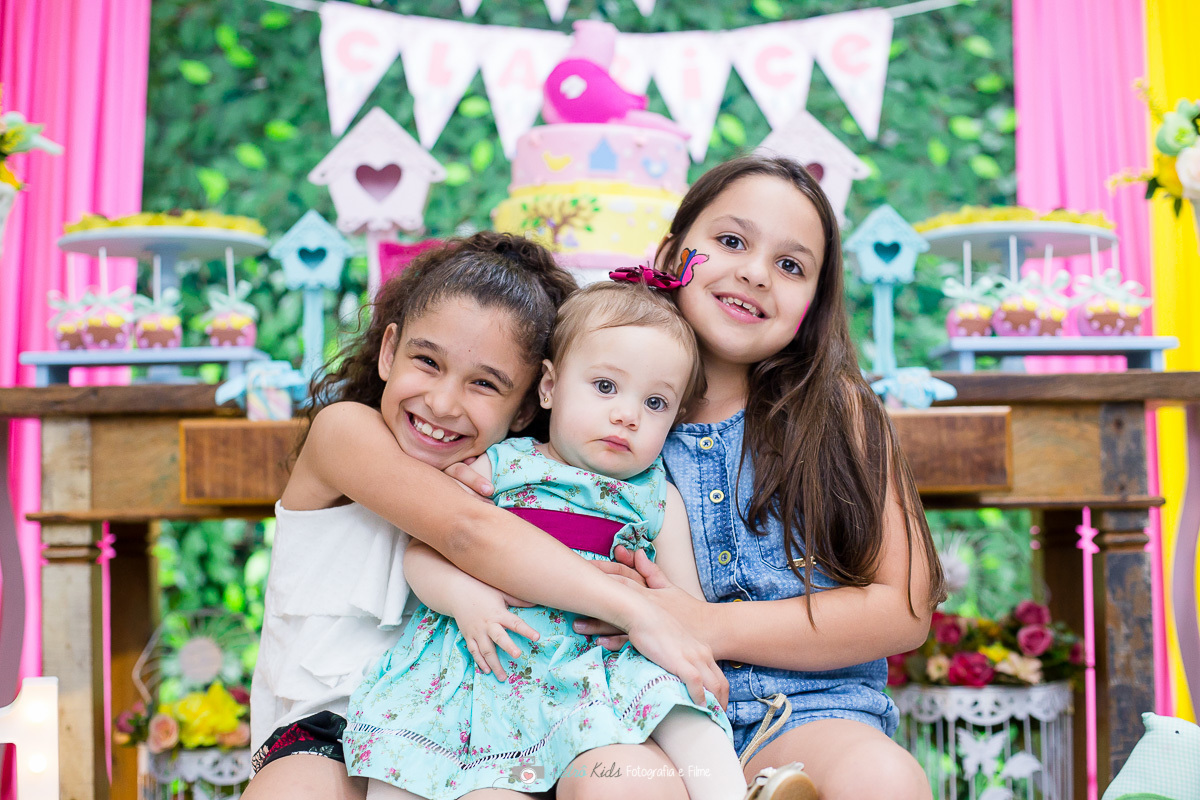Clarice com as prima na sua mesa do Jardim Encantado