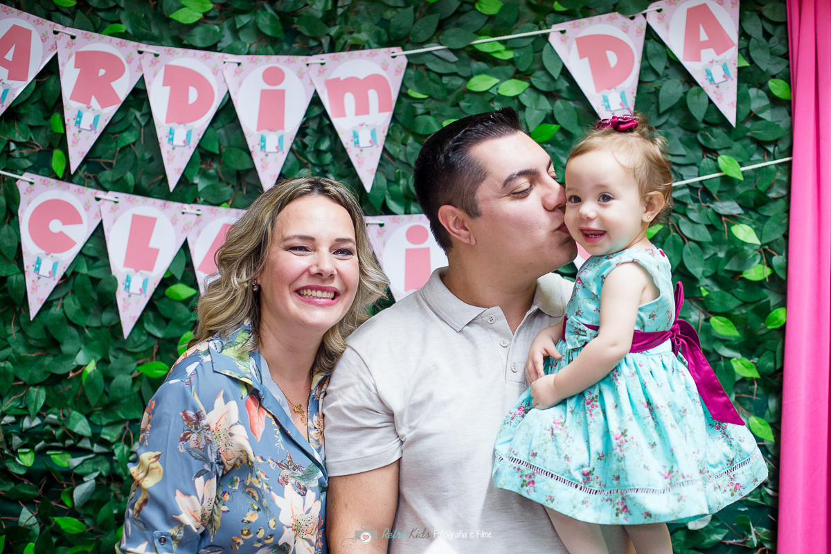 Fotografia da família durante o parabéns no Buffet Kairós Ipiranga SP