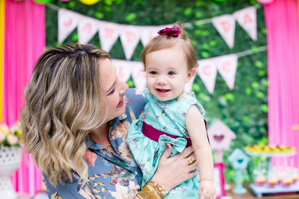 Fotografia espontânea com a mãe no buffet infantil por Retrô Kids Fotografia