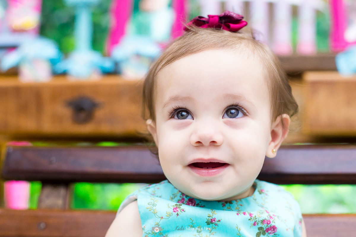 Fotografia infantil da Clarice durante sua festa com o tema Jardim Encantado no Buffet Kairós Ipiranga SP