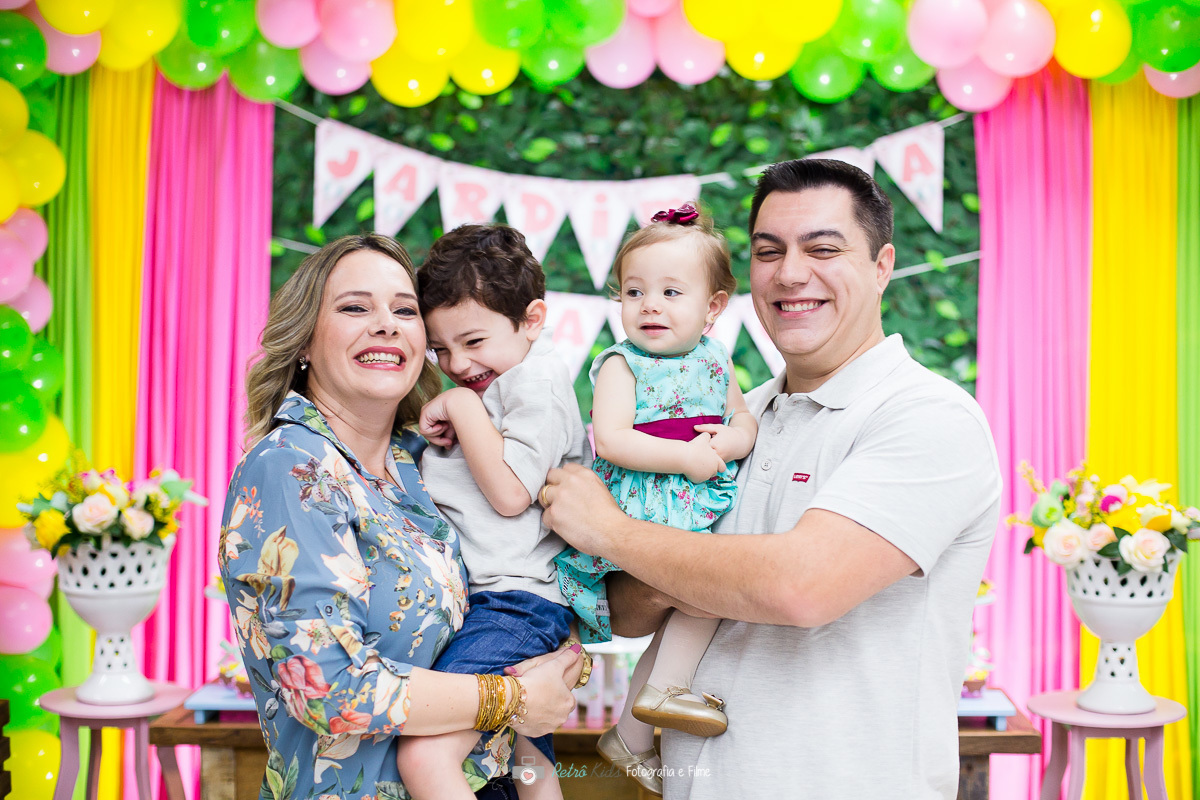 Retrato da família no Buffet Infantil com a mesa tema Jardim