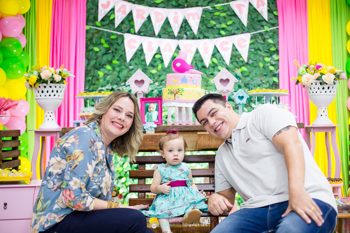 Fotografia Infantil em frente a mesa decorada com o tema Jardim Encantado no Buffet Kairós no Ipiranga SP