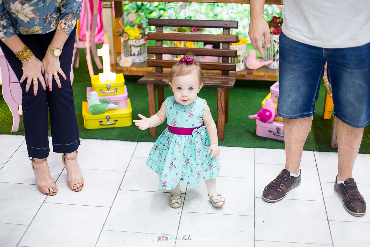 Clarice na sua festa infantil com o tema Jardim Encantado por Retrô Kids Fotografia