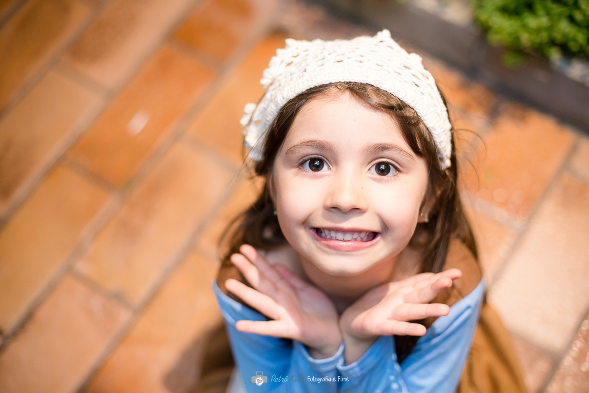 Letícia com fantasia de Cinderela na sua festa