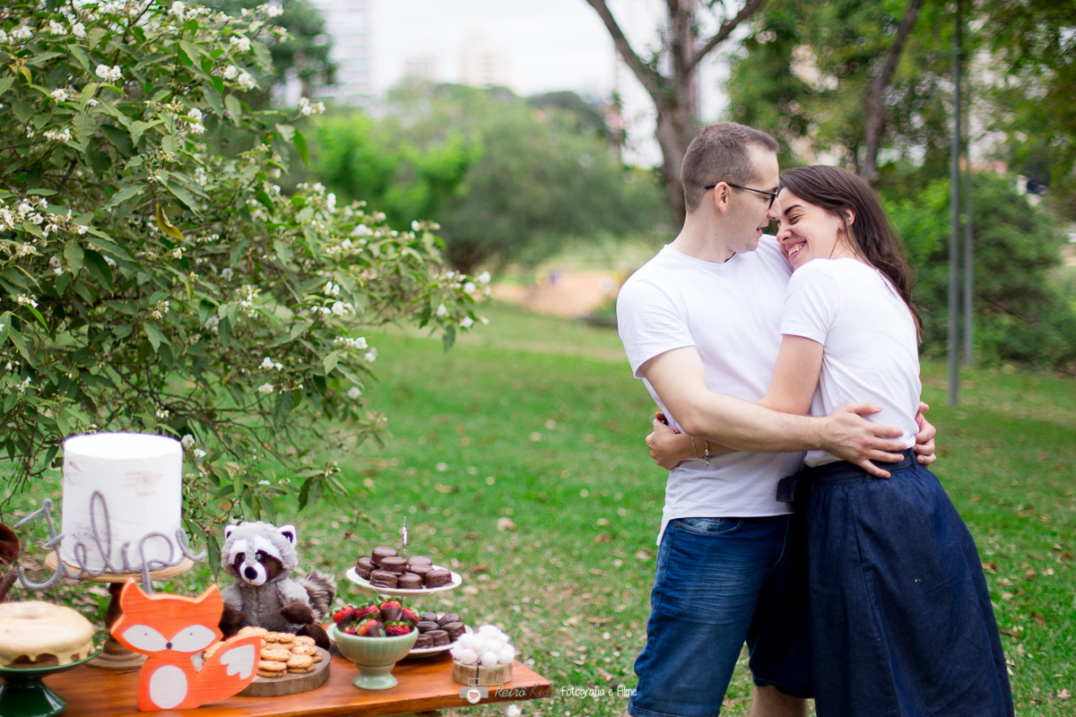 fotografia de casal durante aniversário infantil ao ar livre