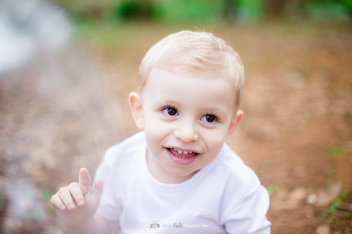 Felipe brincando durante sua festa de aniversário ao ar livre no Ceret