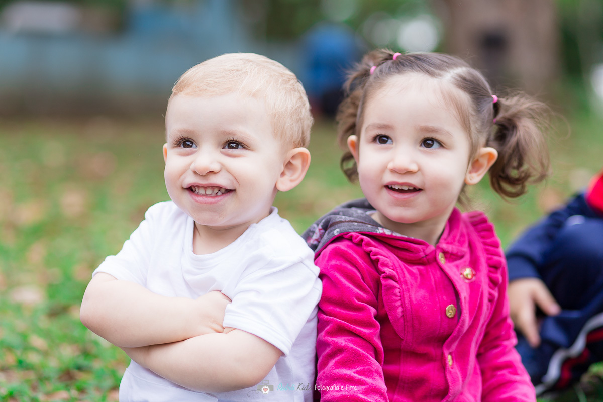 Felipe brincando com a prima no seu aniversário infantil no parque ceret
